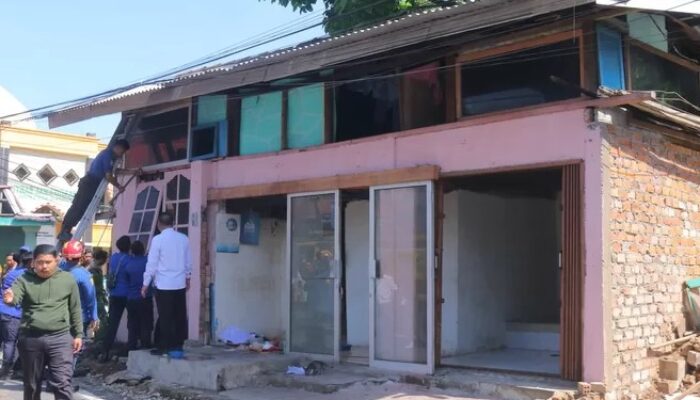 Bangunan Liar di TPU Puncak Sekuning Dibongkar, Satpol PP Turunkan Alat Berat