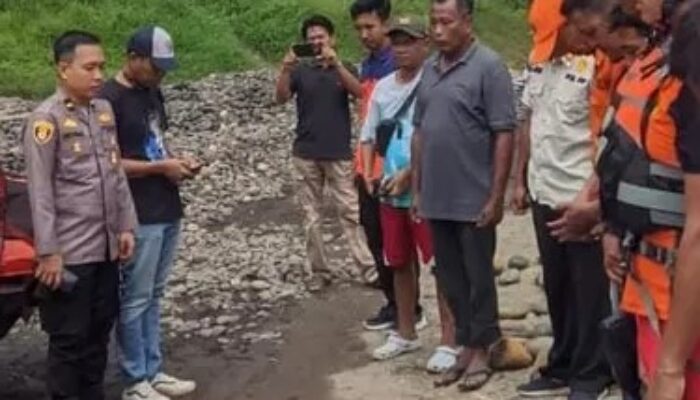 Tabrakan di Jembatan Desa Kebur, Pengendara Motor Hilang Terbawa Arus