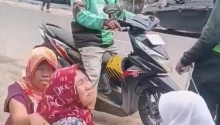 Viral, Emak-Emak Menangis Histeris Usai Motor Dicuri di Depan Showroom Sako Palembang