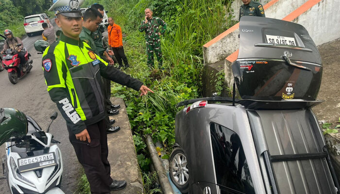 Hindari Kendaraan dari Arah Berlawanan, Innova Masuk Parit di Muara Enim
