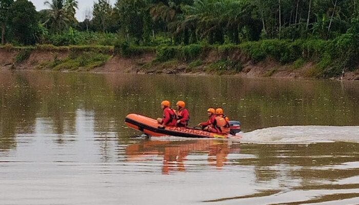 Terjun ke Sungai Saat Dikejar Polisi, Reno Saputera Hilang Terseret Arus