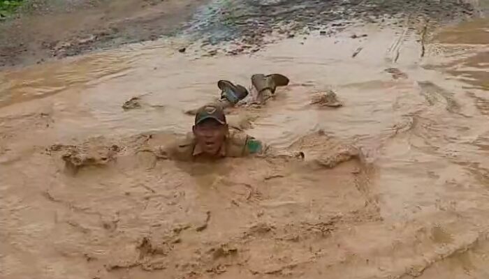 Aksi Satir Warga Ogan Ilir Viral, Masuk Kubangan Lumpur untuk Protes Jalan Rusak