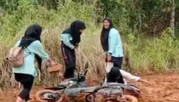 Jalan Rusak Lubuk Tunggal–Kuang Dalam Viral, Pelajar SMA Berjuang di Musim Hujan