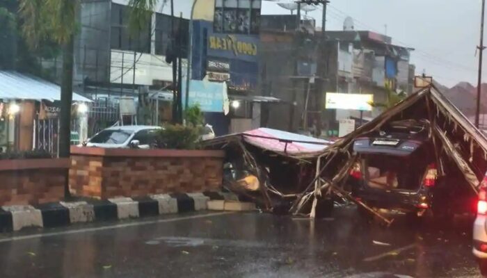 Diterjang Angin Kencang, Baliho Roboh Timpa Mobil di Jalan Sudirman Prabumulih