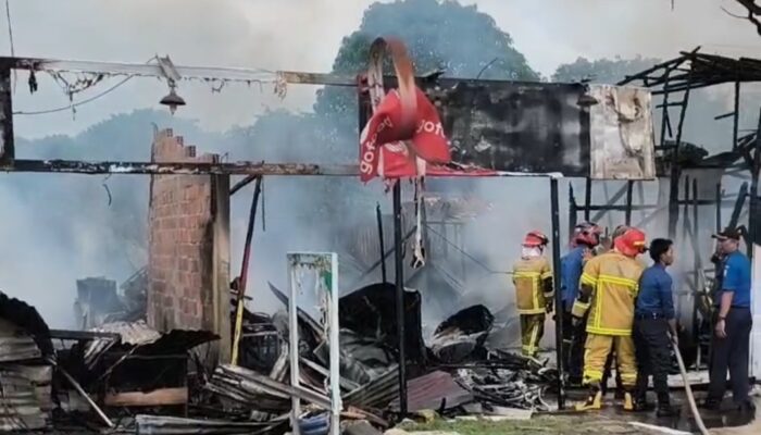 Kebakaran Gegerkan Warga Ilir Barat II, Kios di Talang Keranggo Terbakar