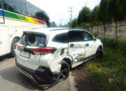 Hindari Jalan Berlubang, Dua Minibus Bertabrakan di Muara Enim