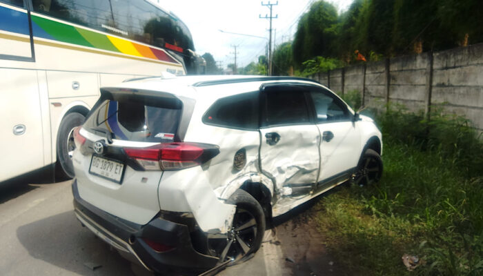 Hindari Jalan Berlubang, Dua Minibus Bertabrakan di Muara Enim