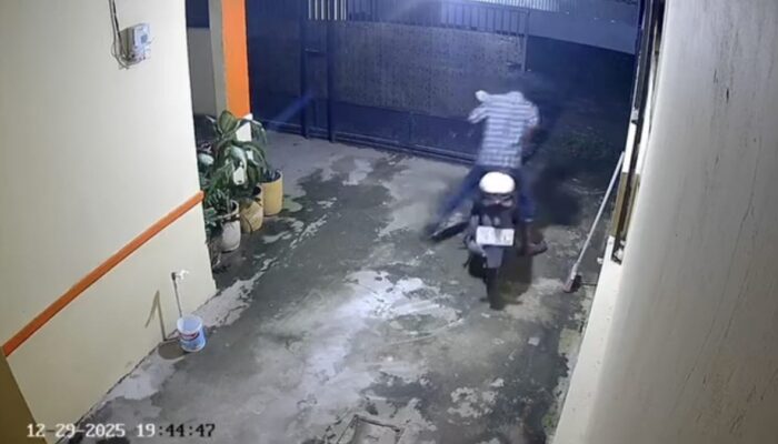 Tak Sadar Semalaman, Motor Warga Kalidoni Hilang Terekam CCTV
