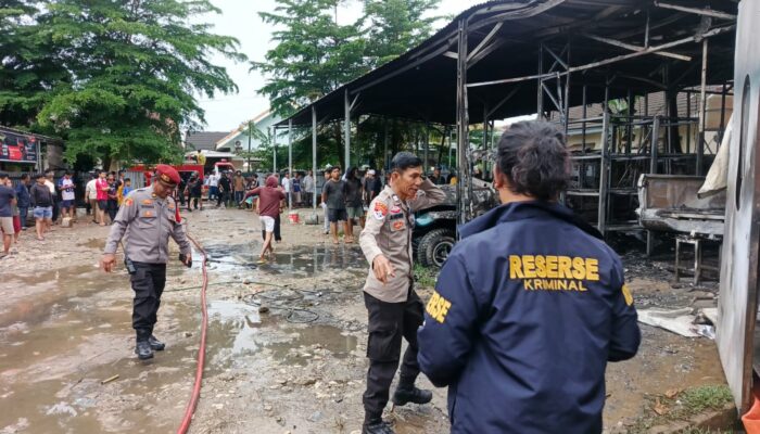 Diduga Percikan Blower, Bengkel Mobil di Palembang Dilalap Api