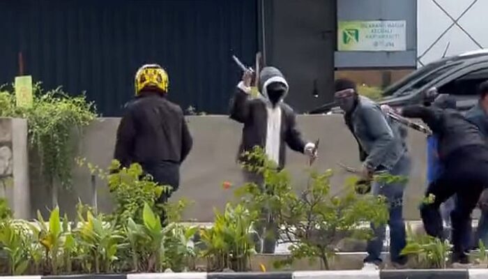 Polisi Selidiki Tawuran Di Depan PS Mal