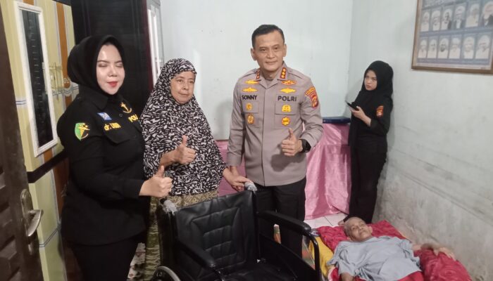 Harapan Baru Kakek Ahmad, Polisi Beri Kursi Roda dan Sembako