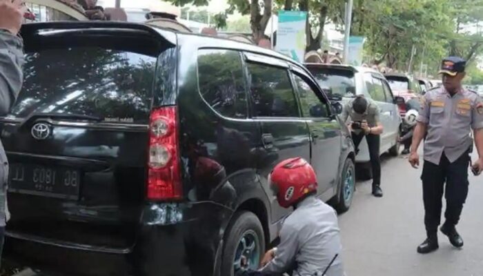 Bikin Macet, Kendaraan Parkir Liar di Sekitar RSMH Kena Tertib