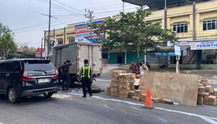 Ban Belakang Pecah, Mobil Box Terbalik di Prabumulih Timur