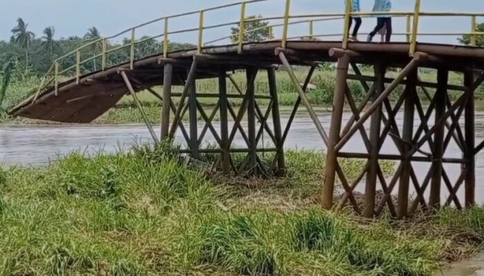 Jembatan Lubuk Rukam Ambruk, Akses Antar Desa Terputus Total