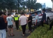 Mengantuk Saat Mengemudi, SUV Hantam Tiang LRT