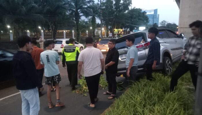 Mengantuk Saat Mengemudi, SUV Hantam Tiang LRT