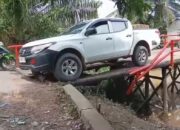 Jembatan Rusak di Ogan Ilir Jadi Ancaman, Dua Kendaraan Terperosok