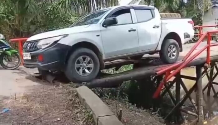 Jembatan Rusak di Ogan Ilir Jadi Ancaman, Dua Kendaraan Terperosok