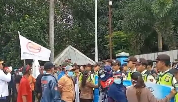 Warga Ogan Ilir Demo PT SPF, Keluhkan Debu dan Bau Limbah Sejak 2023