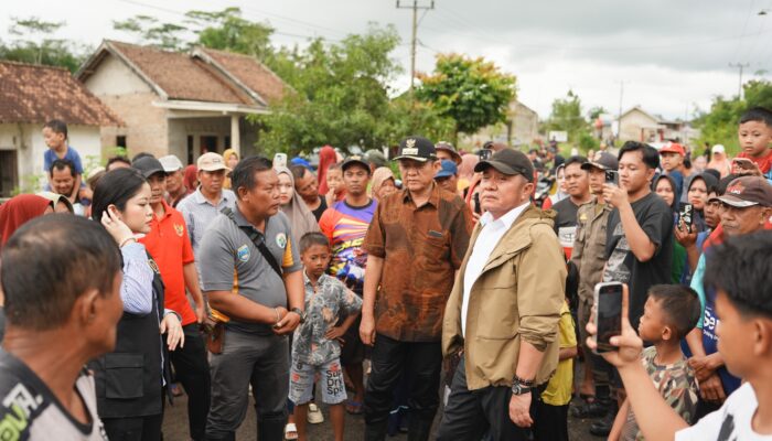 Herman Deru Tinjau Banjir di Belitang II, Utamakan Keselamatan Warga dan Salurkan Bantuan