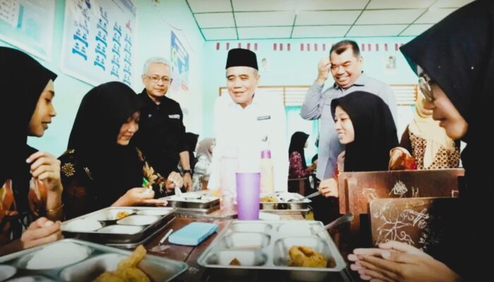 MBG Mandek, Ratusan Siswa SMAN 1 Tanjung Batu Masih Menunggu