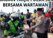 Polisi dan Jurnalis Bagikan 500 Takjil di Depan Mapolda Sumsel