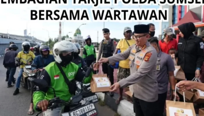 Polisi dan Jurnalis Bagikan 500 Takjil di Depan Mapolda Sumsel