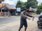 Hitungan Detik! Motor Lansia Digondol Maling Saat Belanja di Minimarket