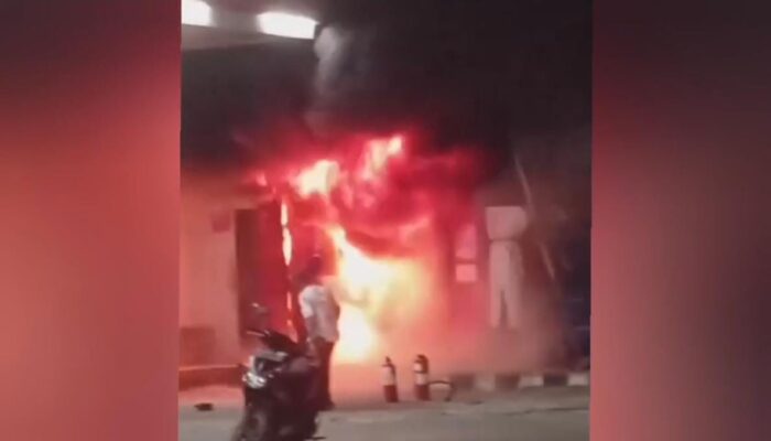 Api Mengamuk di SPBU Sako Palembang, Warga Isi BBM Panik Berlarian