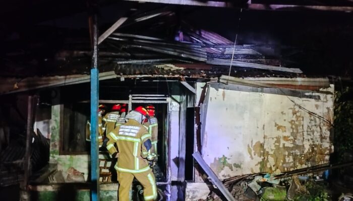 Korsleting Listrik Diduga Picu Kebakaran Rumah Kosong di Kalidoni