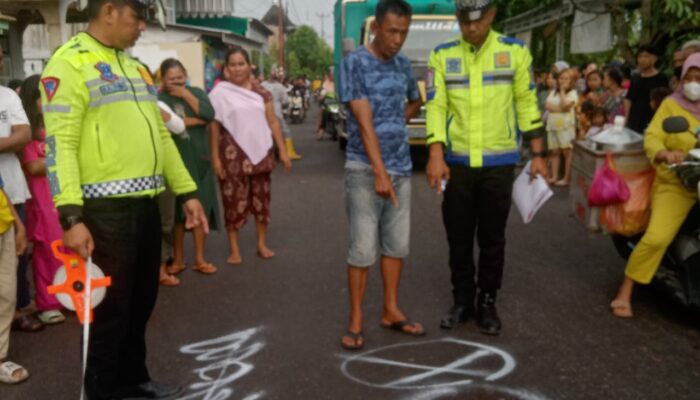 Nyalip Truk Saat Gerimis, Pengendara Motor Tewas Terlindas di OKI