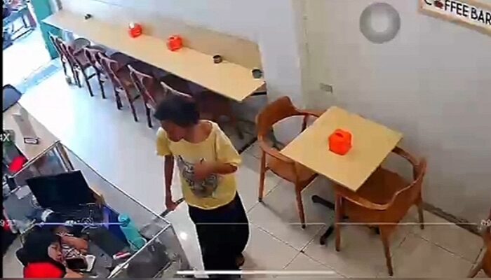Tidur Sejenak, Dompet Raib! Aksi Maling Terekam CCTV di Gerai Makanan Palembang