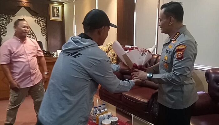 Bawa Buket Bunga, Ayah Korban Rudapaksa Datangi Polrestabes Palembang