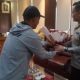 Bawa Buket Bunga, Ayah Korban Rudapaksa Datangi Polrestabes Palembang