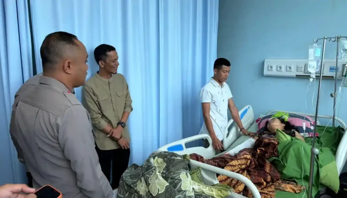 Wakapolres Musi Rawas Jenguk Korban Kecelakaan Mobil Patwal