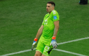 Emiliano Martínez Kirim Peringatan Jelang Semifinal: “Tekanan Justru Membuat Saya Tampil Lebih Baik”